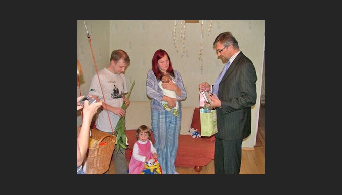 Ainars Baštiks, bērnu un ģimenes lietu ministrs, ciemojas pie "Delfi bēbja" māmiņas Līgas un viņas ģimenes.