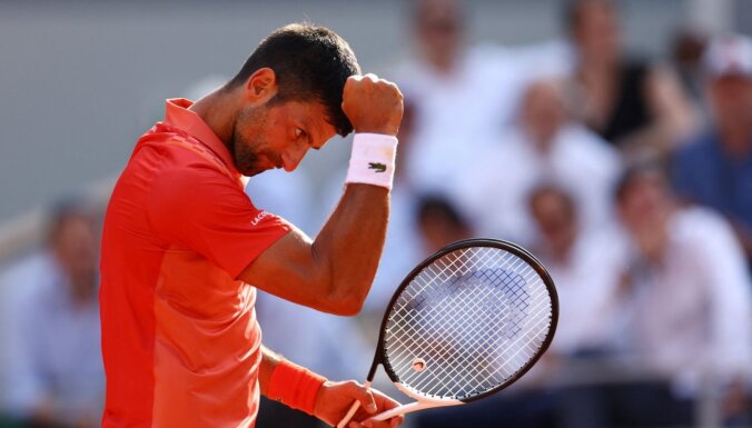 Džokovičs, uzvarot savainoto Alkarasu, sasniedz 'French Open' finālu un grasās rakstīt vēsturi