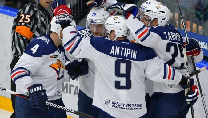 KHL Austrumu konferences līderu duelī Magņitogorskas 'Metallurg' uzvar 'Avangard' hokejistus