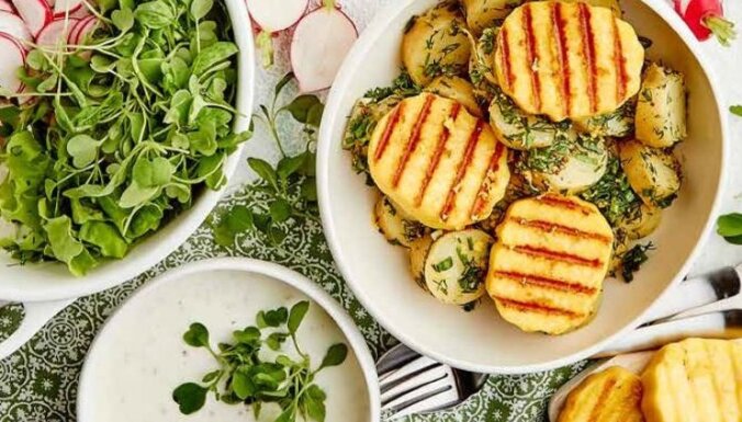 Kartupeļu salāti ar zaļumiem un grilsieru