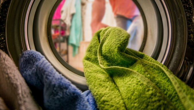 Sasmakušas drēbes pēc mazgāšanas: veļasmašīnas lietošanas kļūdas un ķibeļu risinājumi