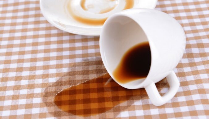 Пролить чай, молоко, кофе, воду, вино: что сулят приметы