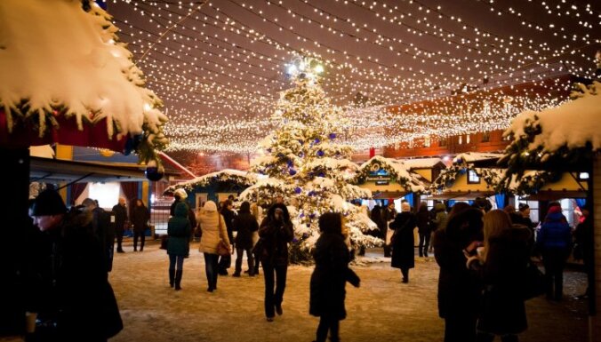Maskavas Ziemassvētku festivālā atklāj 'Rīgas egļu namiņu'