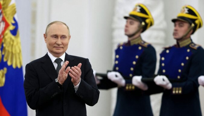 Medijs: miesassargi ārzemju braucienos savāc Putina izkārnījumus