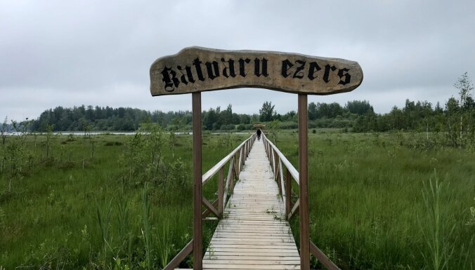 ФОТО. Деревянный мостик прямо в озеро – фантастическое место для отдыха в Катвари