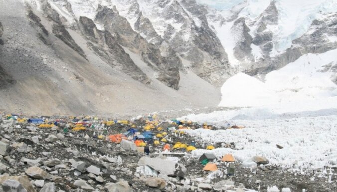 Базовый лагерь Эвереста в Тибете закрыт для туристов из-за мусора