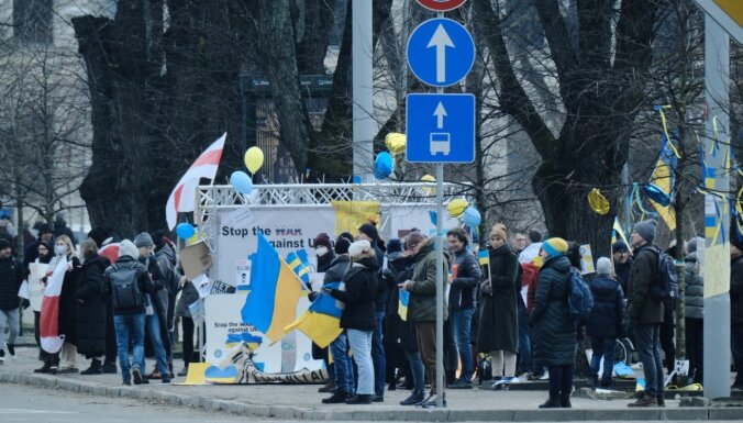 Foto: Pie Krievijas vēstniecības Rīgā turpina pulcēties cilvēki, paužot atbalstu Ukrainai