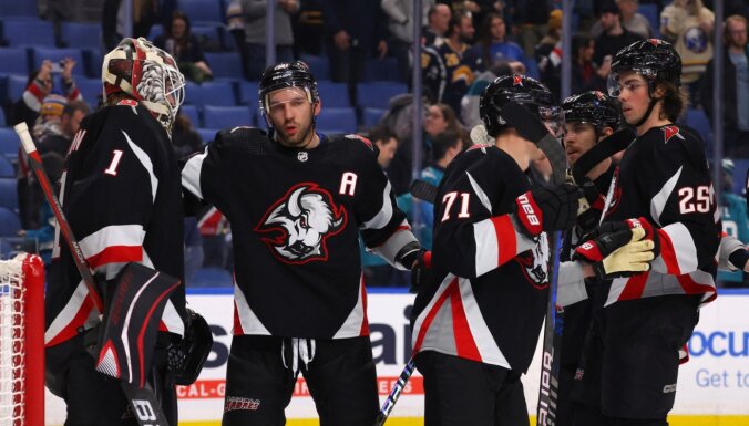 Girgensona pārstāvētajai 'Sabres' uzvara NHL spēlē; uzvar arī 'Blue Jackets'