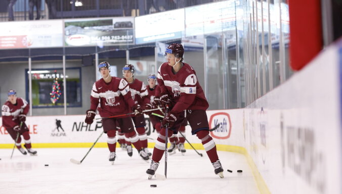 Latvijas junioru hokeja izlase ar amerikāņiem aizvadīs pirmo spēli pasaules čempionātā