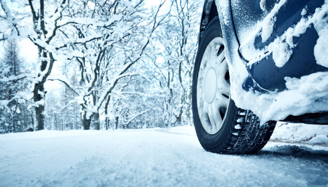 Apledojuma un sniega dēļ daudzviet apgrūtināti braukšanas apstākļi