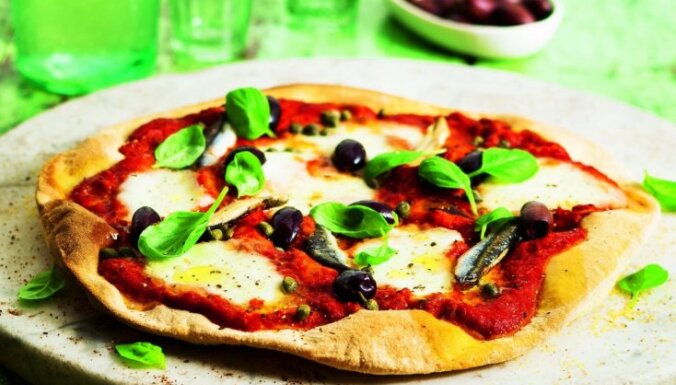 Pica ar mocarellu, anšoviem un olīvām Neapoles gaumē
