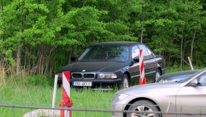 Grobiņas novadā BMW nobrauc no ceļa un apgāžas uz jumta