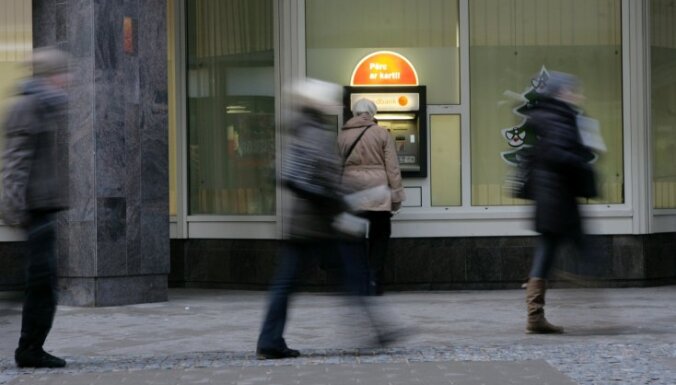 Половина банкоматов Swedbank до 14 января будет принимать латы