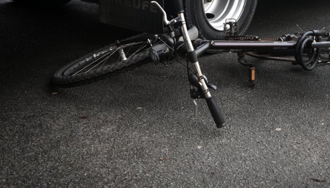 Naktī Dagdā ar automašīnu nāvējoši notriekts velosipēdists