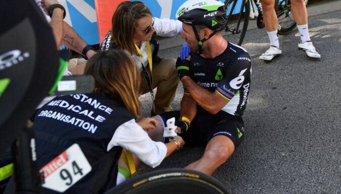 Drāma 'Tour de France': Kavendišam lauzts plecs, Sagans taisnojas, komanda apstrīd sodu