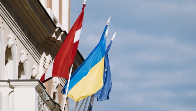 Ukrainas bēgļiem atvieglo darba gaitu uzsākšanu Latvijā; ziedotājiem paplašina nodokļu atlaides
