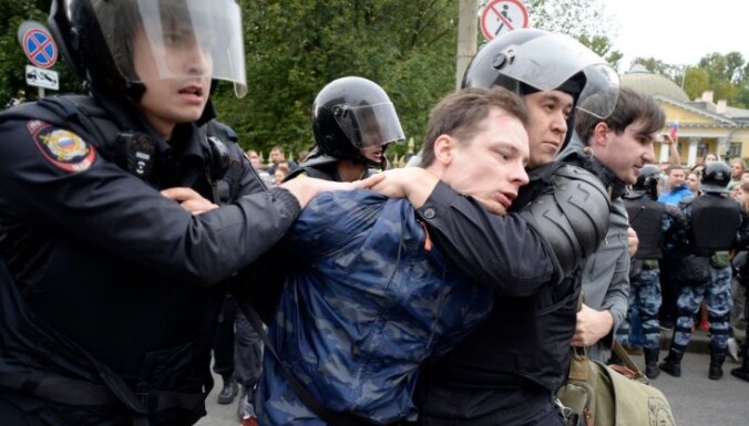 ФОТО: На акциях протеста в России задержаны 839 человек