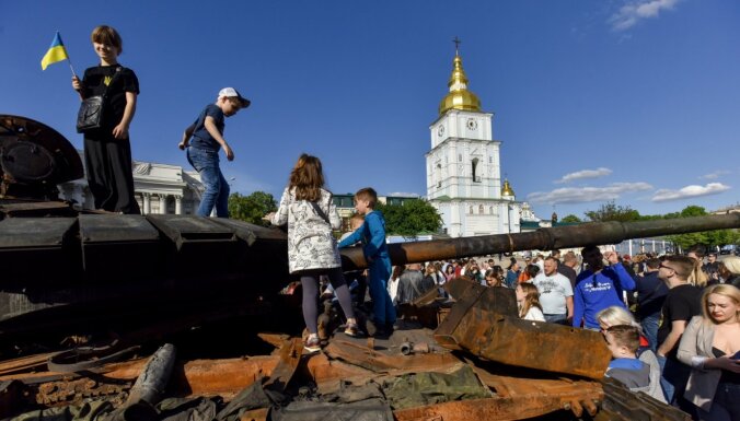 Krievija Ukrainā zaudējusi trešdaļu savu modernāko tanku, atklāj amatpersona