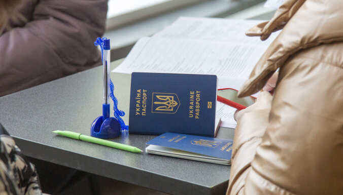 Samazinās Ukrainas bēgļiem izsniegto vīzu un termiņuzturēšanās atļauju skaits