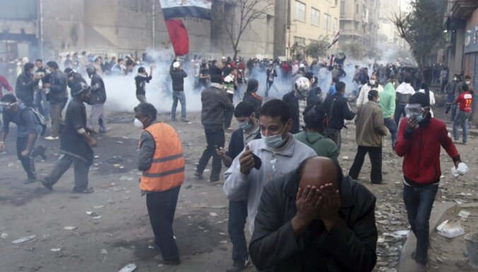 Ēģiptē turpinās nemieri; armija sargā policistus no demonstrantiem
