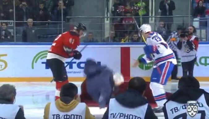 Video: Mourinju piedzīvo kuriozu neveiksmi pēc simboliskā iemetiena pirms KHL mača