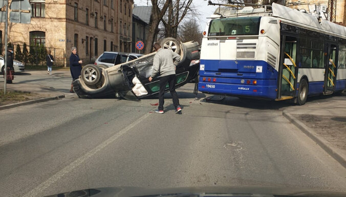В результате ДТП в Агенскалнсе автомобиль перевернулся на крышу