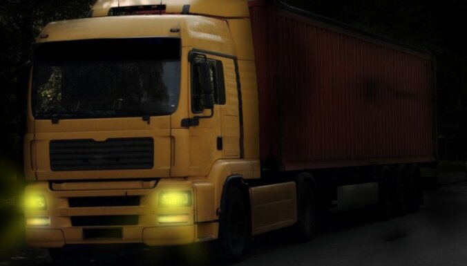 Jelgavas novadā pie kravas auto notver trīs 'degvielas sūcējus'