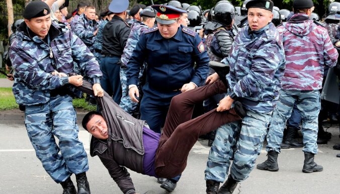 ФОТО. В день выборов в Казахстане задержаны около 100 протестующих
