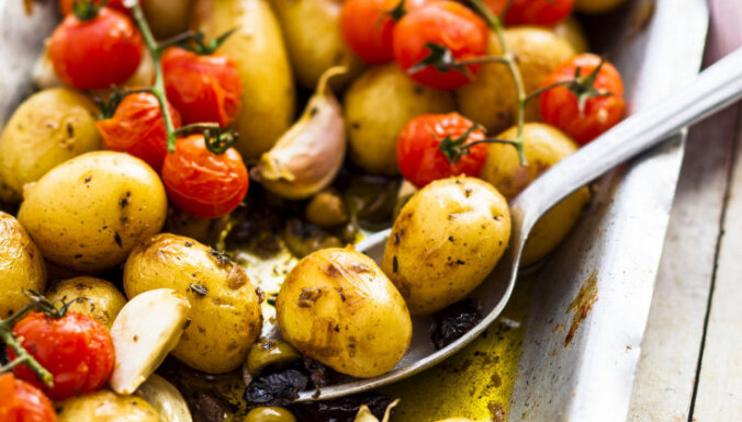 Jauno kartupeļu un tomātu ķekaros sacepums ar ķiplokiem, olīvām un anšoviem