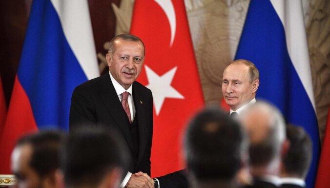 Erdogans apliecina Putinam gatavību uzņemties iniciatīvu kara izbeigšanai Ukrainā