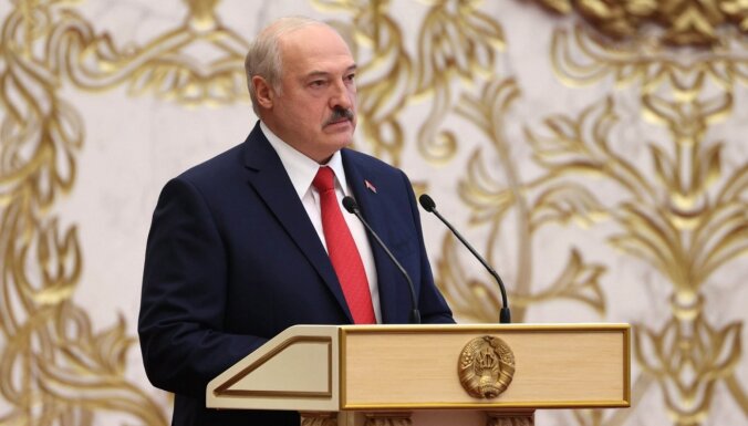 Лукашенко заявил, что остался у власти ради своих сторонников, которых иначе "порвут на куски"