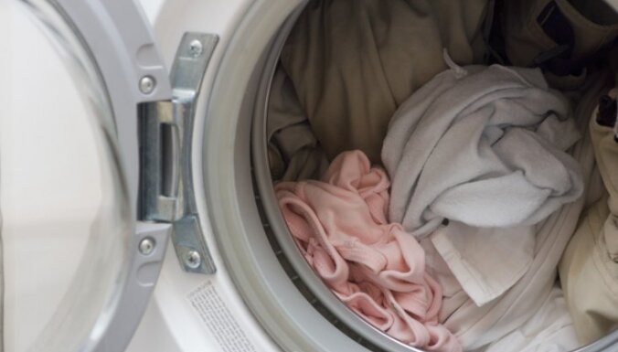 Cik ilgi var noturēt izmazgātās drēbes veļas mašīnā un ko darīt, ja tās sasmakušas