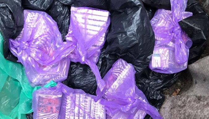 Foto: Policijas suns Darvins slēpņos privātīpašumā Jelgavā atrod 6600 nelegālās cigaretes