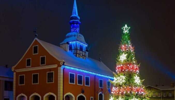 Зажгли по-новогоднему: 19 самых красивых елочек Латвии