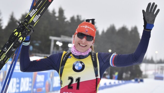 Slovākijas biatloniste Kuzmina tiek pie desmitās uzvaras karjerā