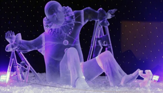 Lielās apmeklētāju plūsmas dēļ Jelgavā apgrūtināta ledus mākslas darbu apskate