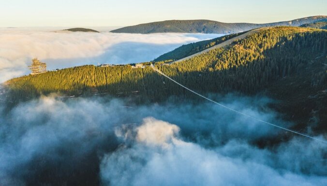 ФОТО, ВИДЕО. В Чехии открыли самый длинный пешеходный подвесной мост в мире