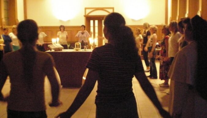 Dejas meditācija klosterī ar klostera māsām? Lūgšana dejā mulsina un iedvesmo vienlaicīgi