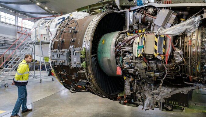 Foto: 'airBaltic' ļauj ielūkoties gaisa kuģu apkopes procesā; 11 lidmašīnas nevar lidot