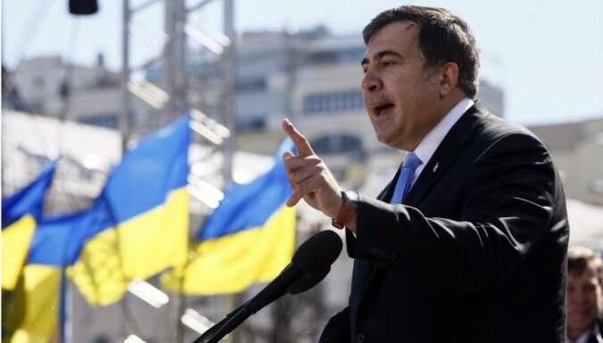 Саакашвили заправил штанину в носок и вышел на трибуну