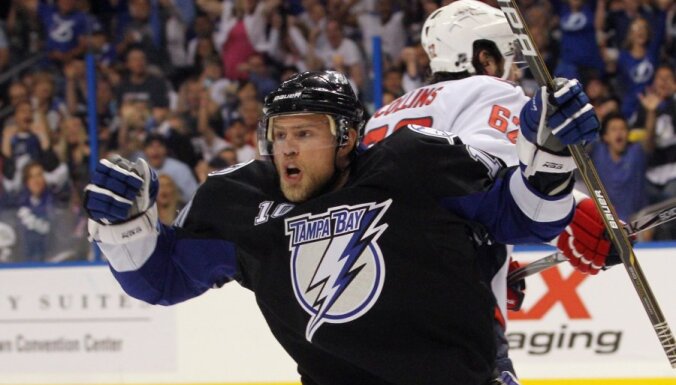 Tampabejas 'Lightning' hokejisti panāk izlīdzinājumu NHL konferences finālsērijā