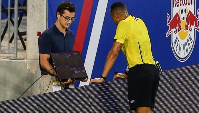 Ismail Elfath referee