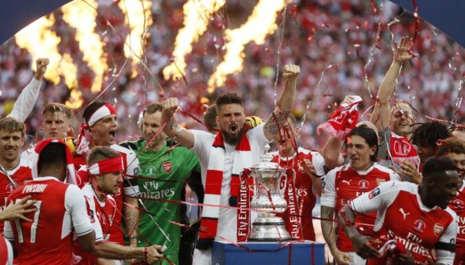 Arsenal celebrate win the English FA Cup final