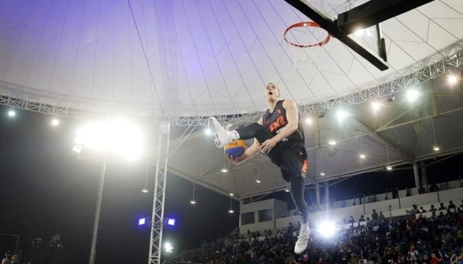 Video: Dārgais ar citām zvaigznēm izpilda skaistus 'slam dunk' Dohā