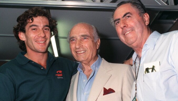 Ayrton Senna (L), former five-time Formula-1 champion Juan Manuel Fangio (C) (1911-1995), Australia's Sir Jack Brabham