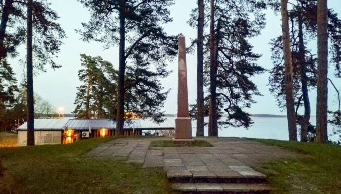 Рига: демонтированы советские памятники в Румбуле и на берегу Кишэзерса