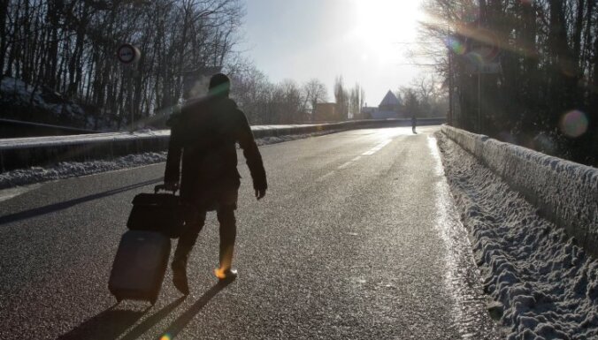 Павлютс: гастарбайтерам надо помочь деньгами