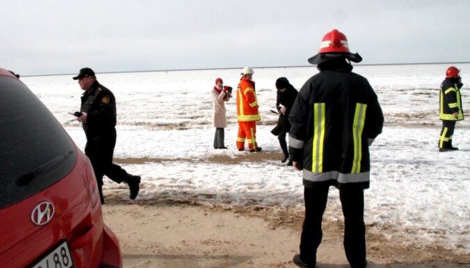Ceturtdien VUGD krastā nogādāja divus ledū ielūzušus cilvēkus