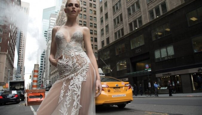 Foto: Karlīna Caune Ņujorkas ielās izrāda jutekliskas līgavas kleitas