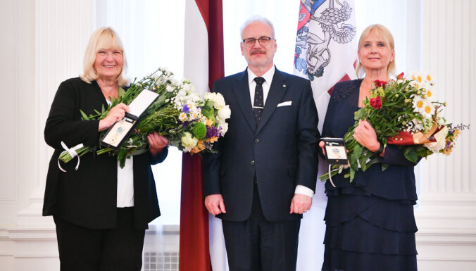 Foto: Komponistēm Lolitai un Brigitai Ritmanēm piešķir Triju Zvaigžņu ordeni